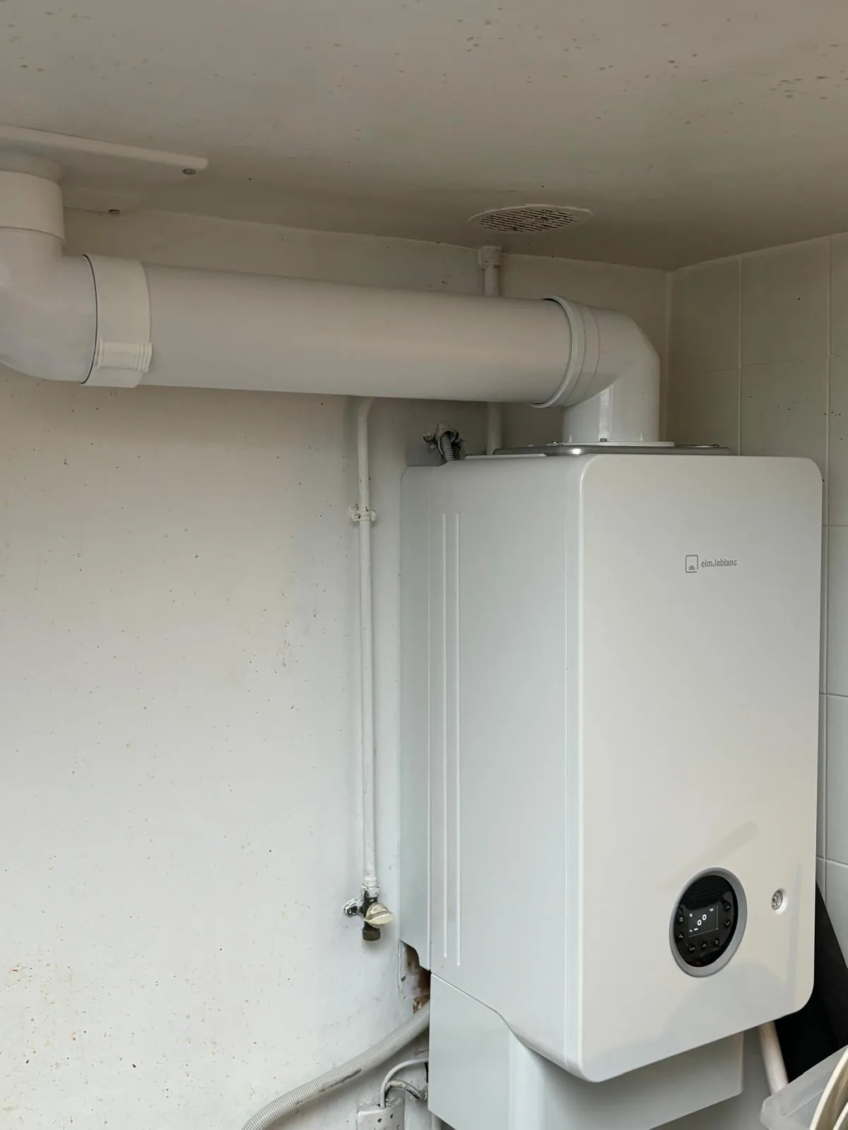 Chaudière gaz ELM Leblanc installée au mur
