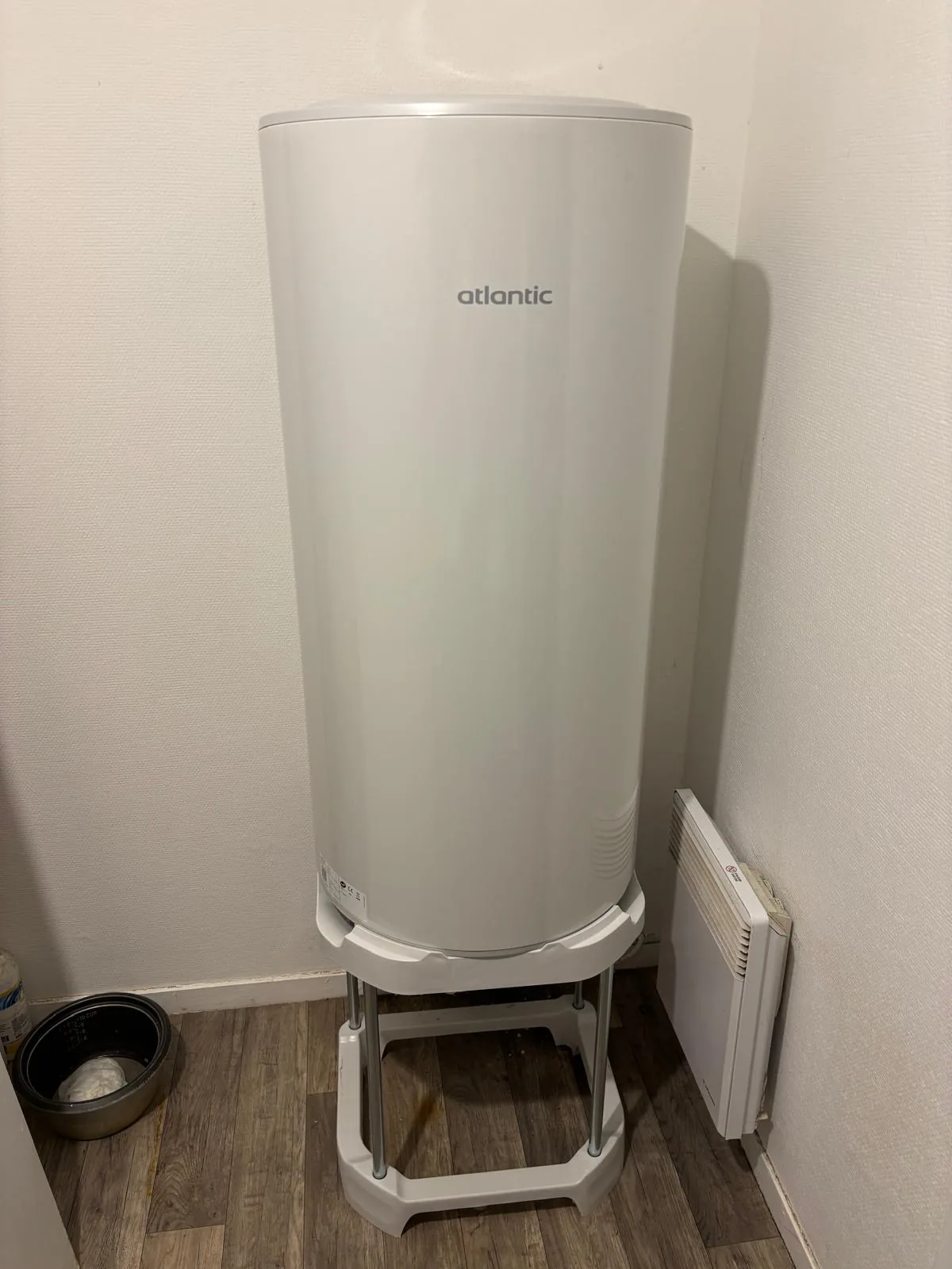 Chauffe-eau Atlantic posé sur socle dans un local technique
