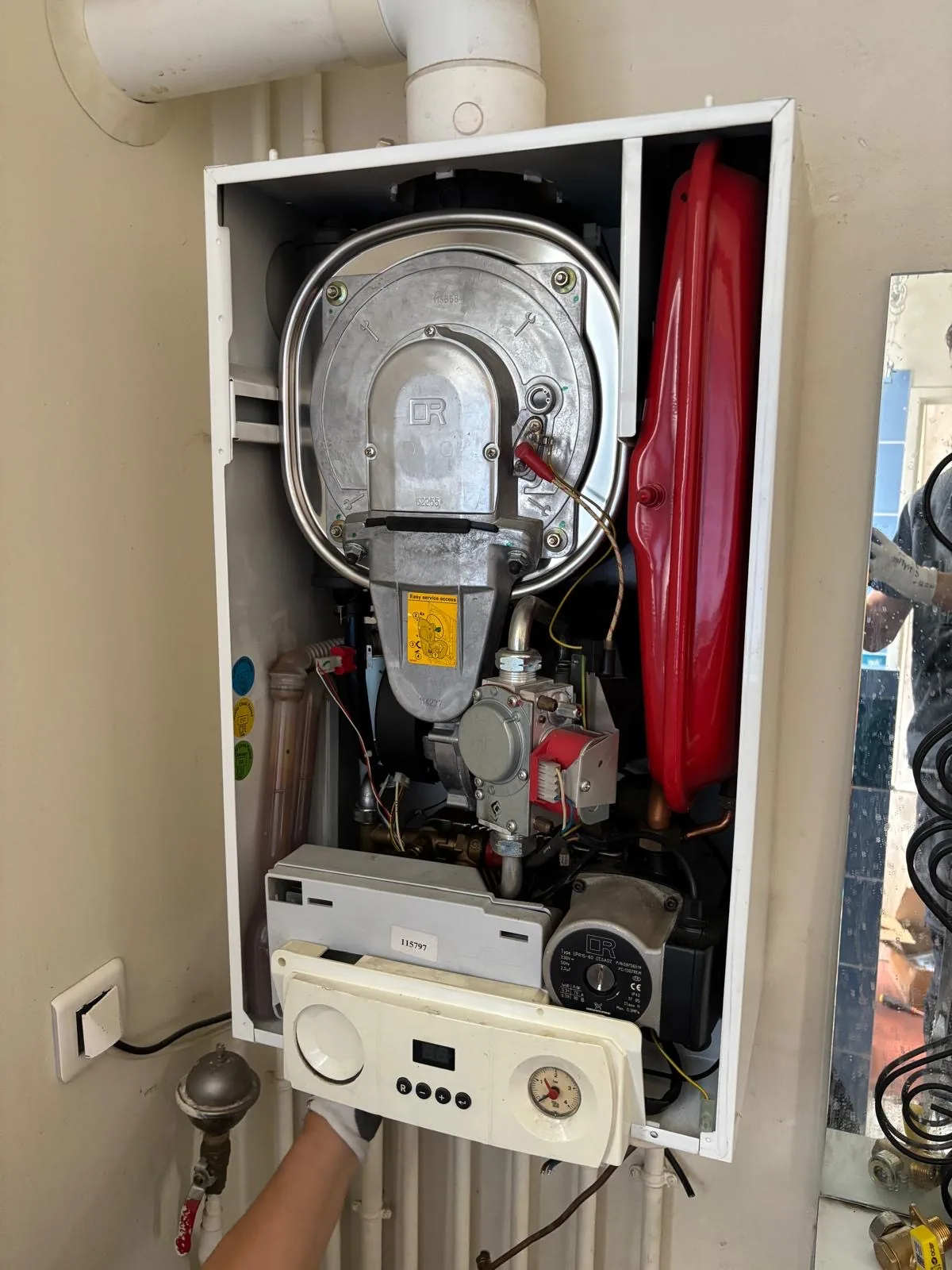 Technicien WATER SUN intervenant sur une chaudière gaz