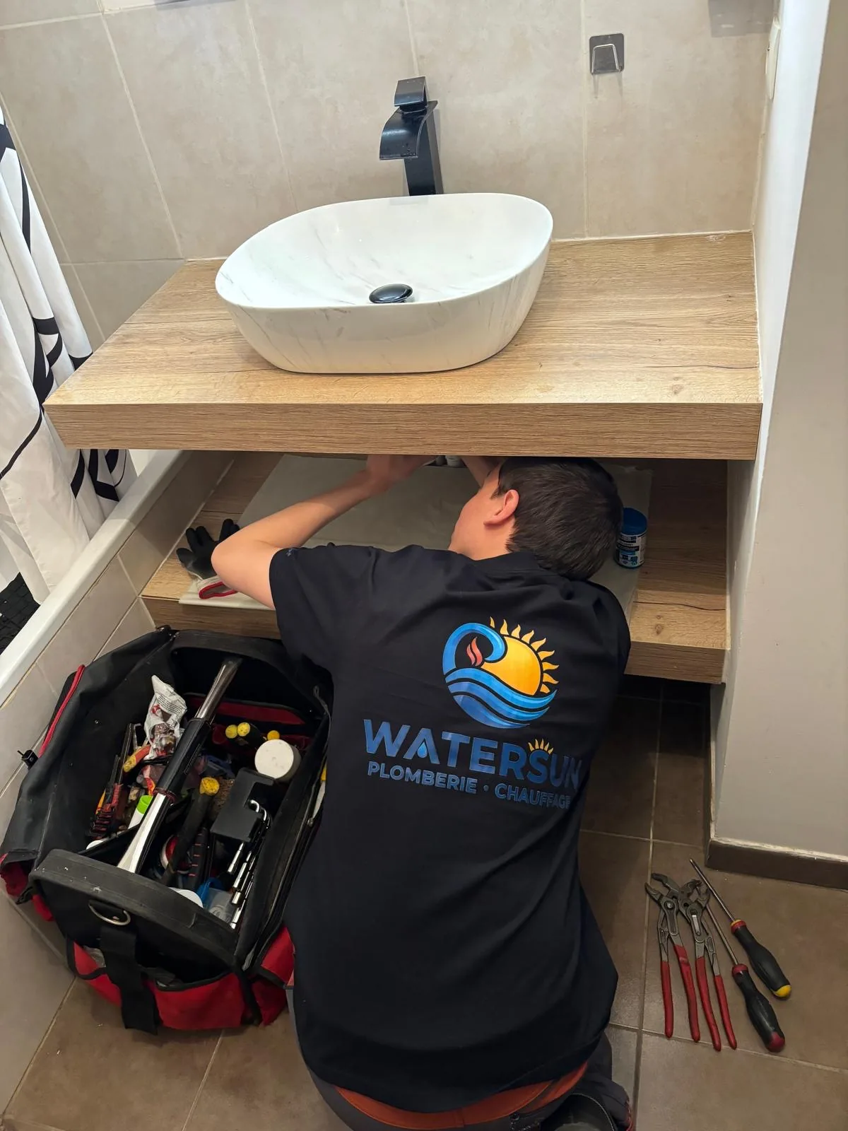 Technicien WATER SUN posant une vasque de salle de bains