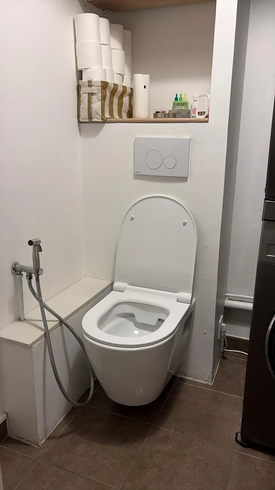 WC suspendu avec plaque de commande posé par WATER SUN